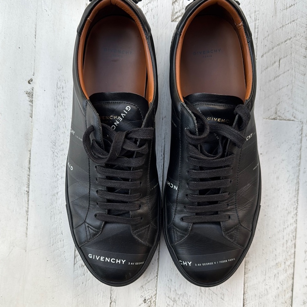 Givenchy Men’s black snickers. Size 42
